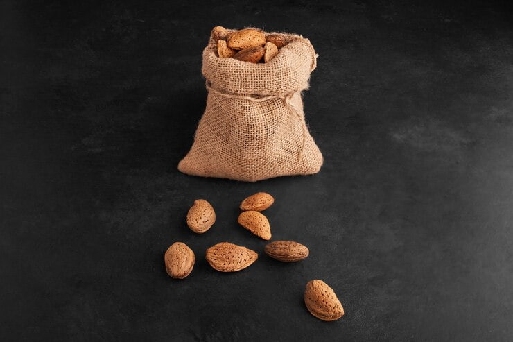 بادام درختی ایرانی تازه با طعمی شیرین و دوستداشتنی